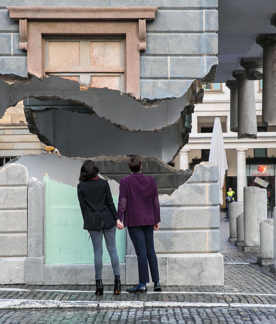 This Building In London Floats Unbelievably In Mid-Air
