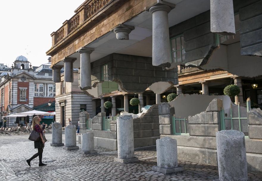 This Building In London Floats Unbelievably In Mid-Air