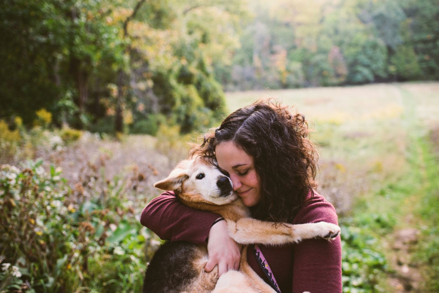 Photographer Says Goodbye To Her 16-Year-Old Dog With Heartwarming Photoshoot