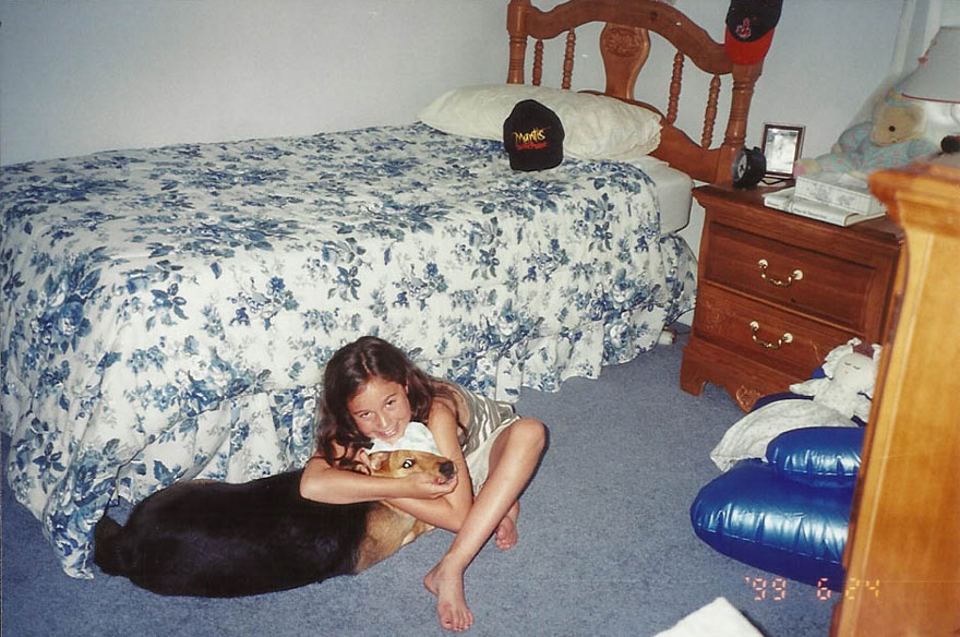 Photographer Says Goodbye To Her 16-Year-Old Dog With Heartwarming Photoshoot