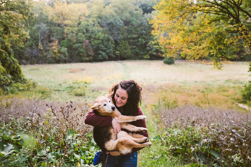 Photographer Says Goodbye To Her 16-Year-Old Dog With Heartwarming Photoshoot