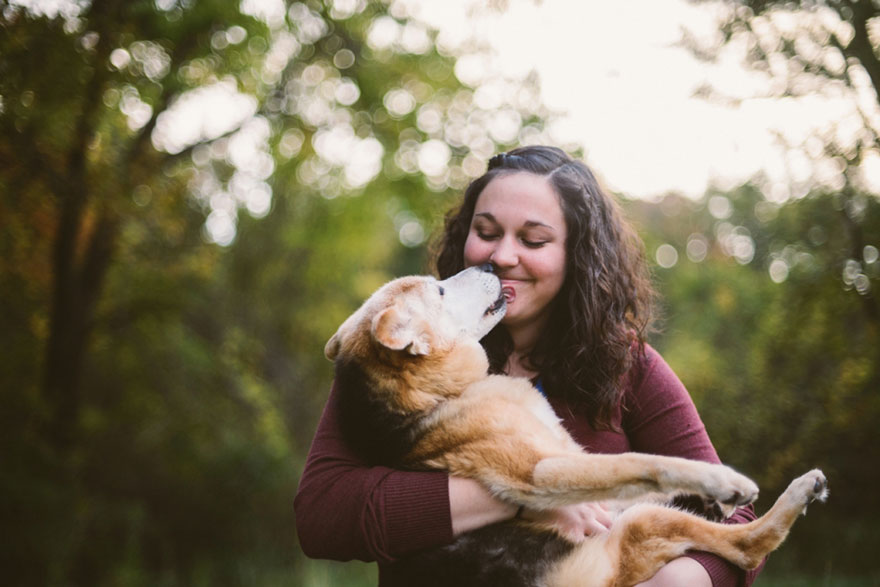 Photographer Says Goodbye To Her 16-Year-Old Dog With Heartwarming Photoshoot