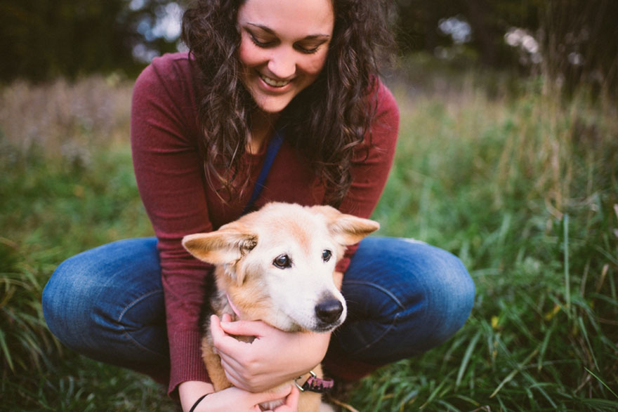 Photographer Says Goodbye To Her 16-Year-Old Dog With Heartwarming Photoshoot