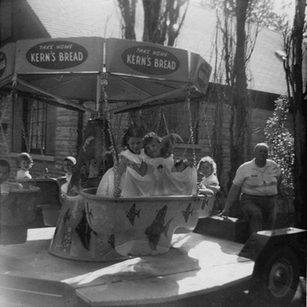 Daughter Puts Herself Into Her Mother’s Childhood Photos