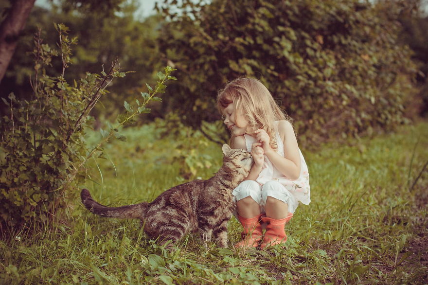 179 Heartwarming Photos Of Kids Playing With Their Cats 179 Heartwarming Photos Of Kids Playing With Their Cats