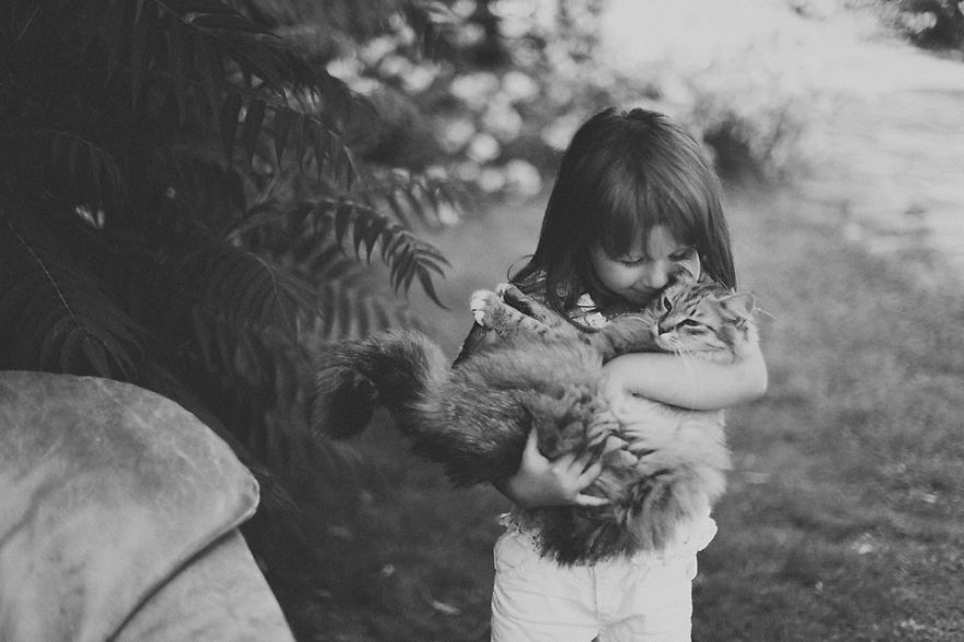 179 Heartwarming Photos Of Kids Playing With Their Cats 179 Heartwarming Photos Of Kids Playing With Their Cats