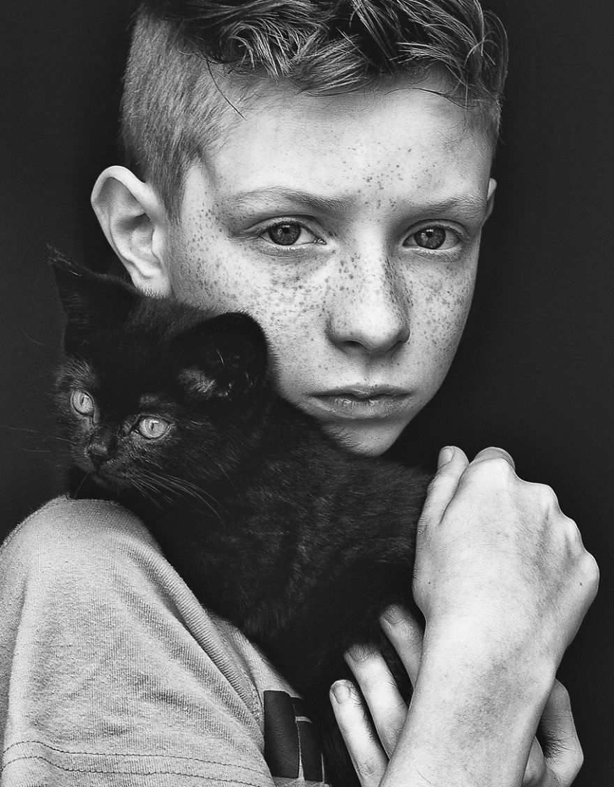179 Heartwarming Photos Of Kids Playing With Their Cats 179 Heartwarming Photos Of Kids Playing With Their Cats