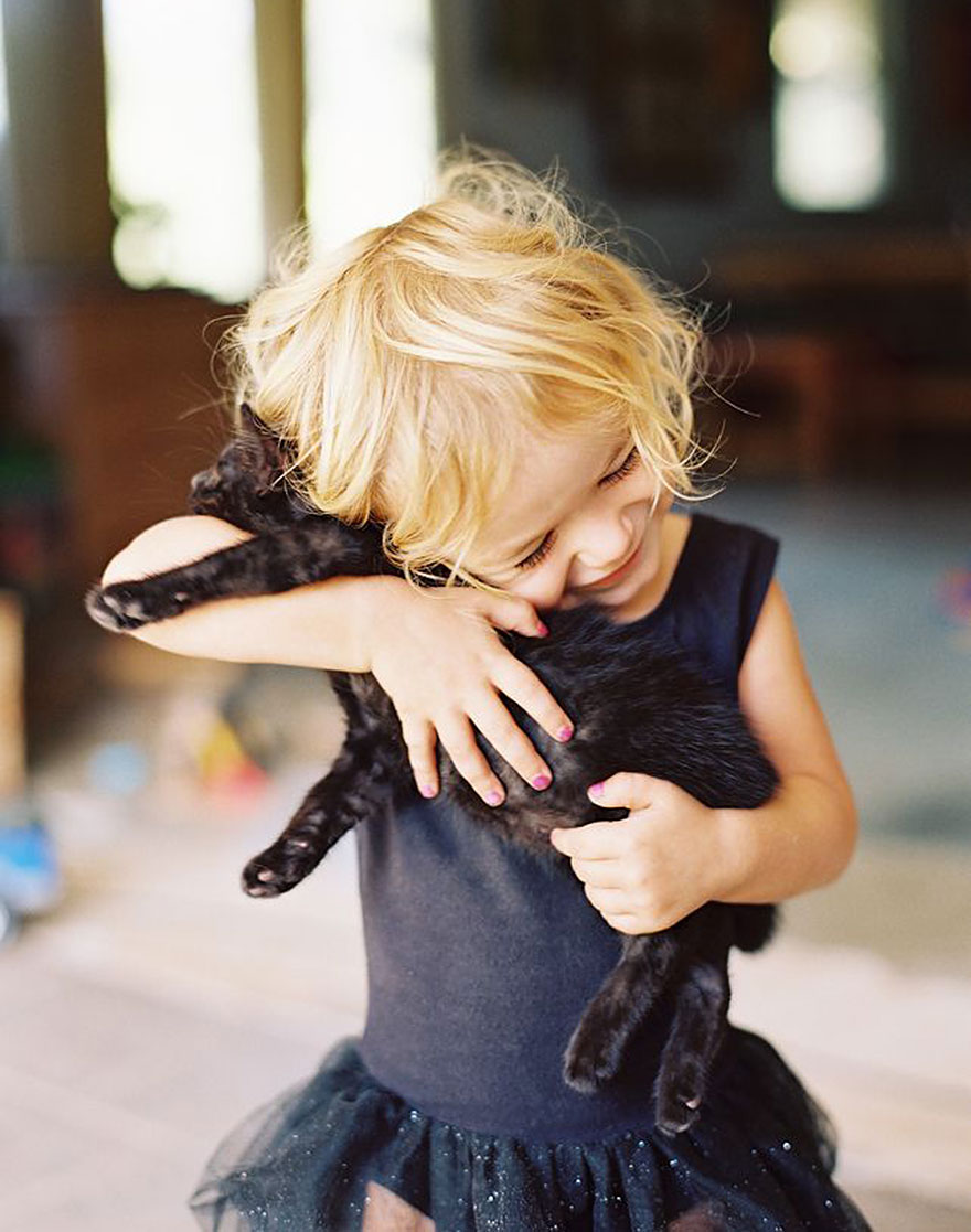 179 Heartwarming Photos Of Kids Playing With Their Cats 179 Heartwarming Photos Of Kids Playing With Their Cats