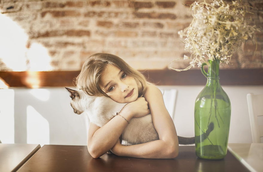 179 Heartwarming Photos Of Kids Playing With Their Cats 179 Heartwarming Photos Of Kids Playing With Their Cats