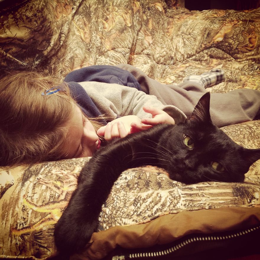179 Heartwarming Photos Of Kids Playing With Their Cats 179 Heartwarming Photos Of Kids Playing With Their Cats