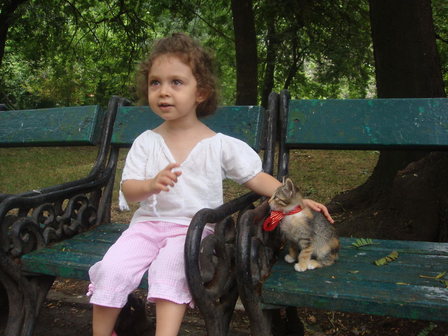 179 Heartwarming Photos Of Kids Playing With Their Cats 179 Heartwarming Photos Of Kids Playing With Their Cats