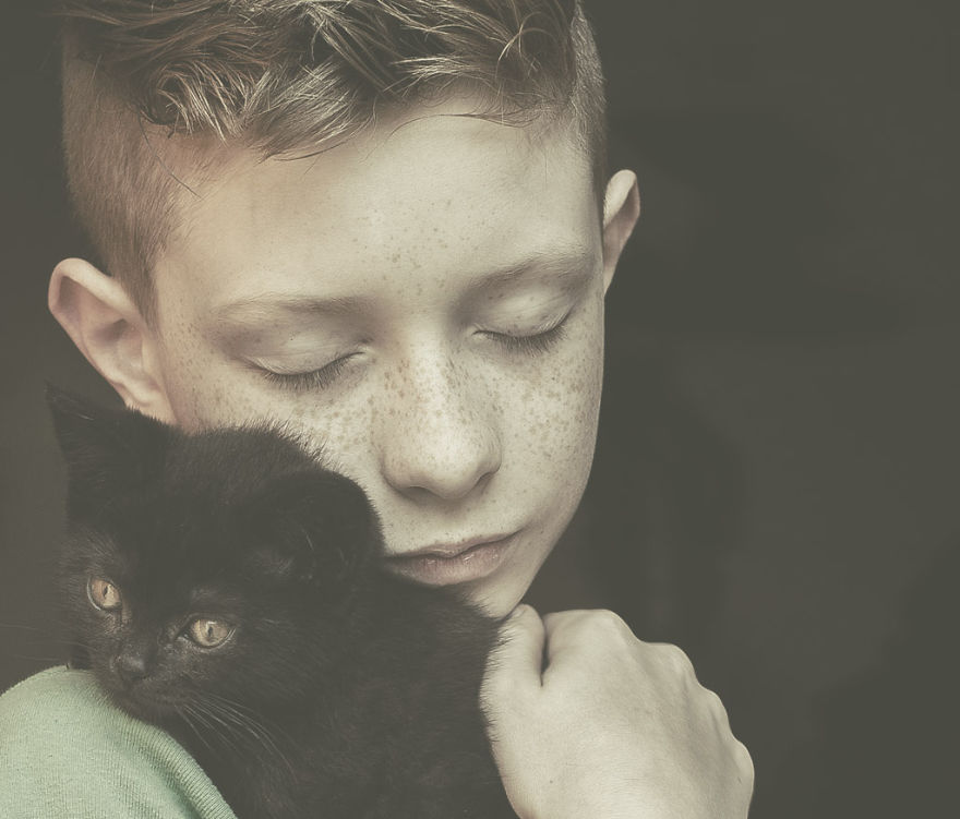 179 Heartwarming Photos Of Kids Playing With Their Cats 179 Heartwarming Photos Of Kids Playing With Their Cats