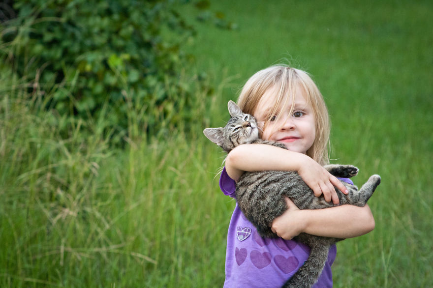 179 Heartwarming Photos Of Kids Playing With Their Cats 179 Heartwarming Photos Of Kids Playing With Their Cats