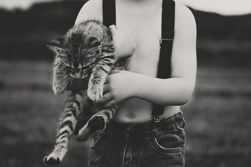 179 Heartwarming Photos Of Kids Playing With Their Cats 179 Heartwarming Photos Of Kids Playing With Their Cats