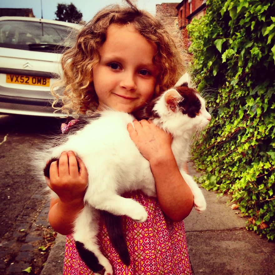 179 Heartwarming Photos Of Kids Playing With Their Cats 179 Heartwarming Photos Of Kids Playing With Their Cats