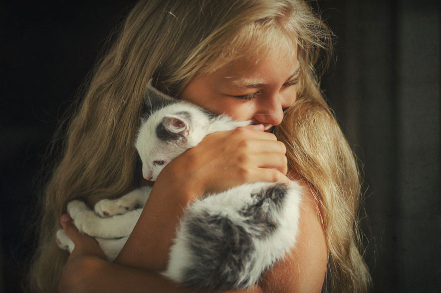 179 Heartwarming Photos Of Kids Playing With Their Cats 179 Heartwarming Photos Of Kids Playing With Their Cats