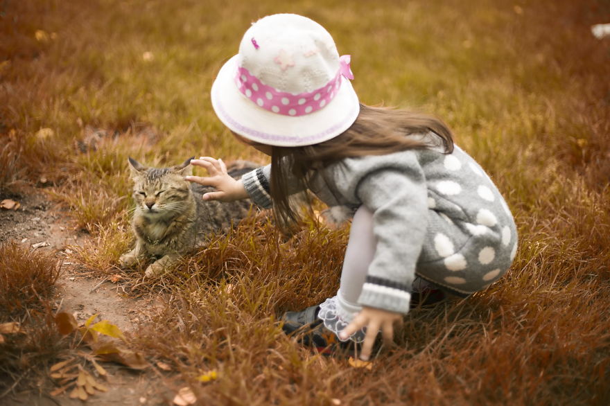 179 Heartwarming Photos Of Kids Playing With Their Cats 179 Heartwarming Photos Of Kids Playing With Their Cats