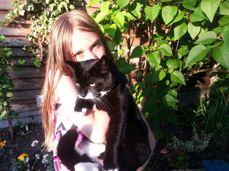 179 Heartwarming Photos Of Kids Playing With Their Cats 179 Heartwarming Photos Of Kids Playing With Their Cats