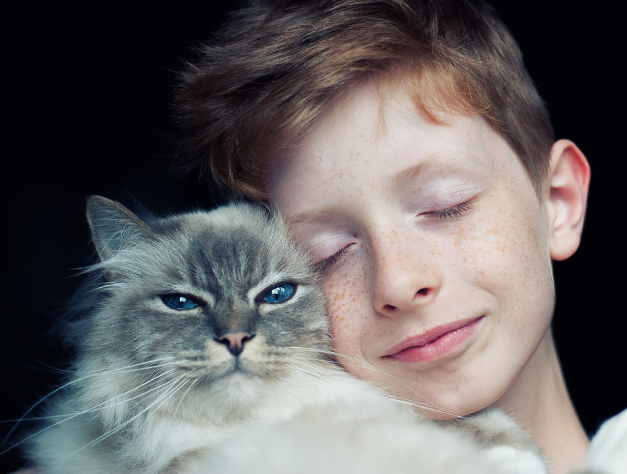 179 Heartwarming Photos Of Kids Playing With Their Cats 179 Heartwarming Photos Of Kids Playing With Their Cats