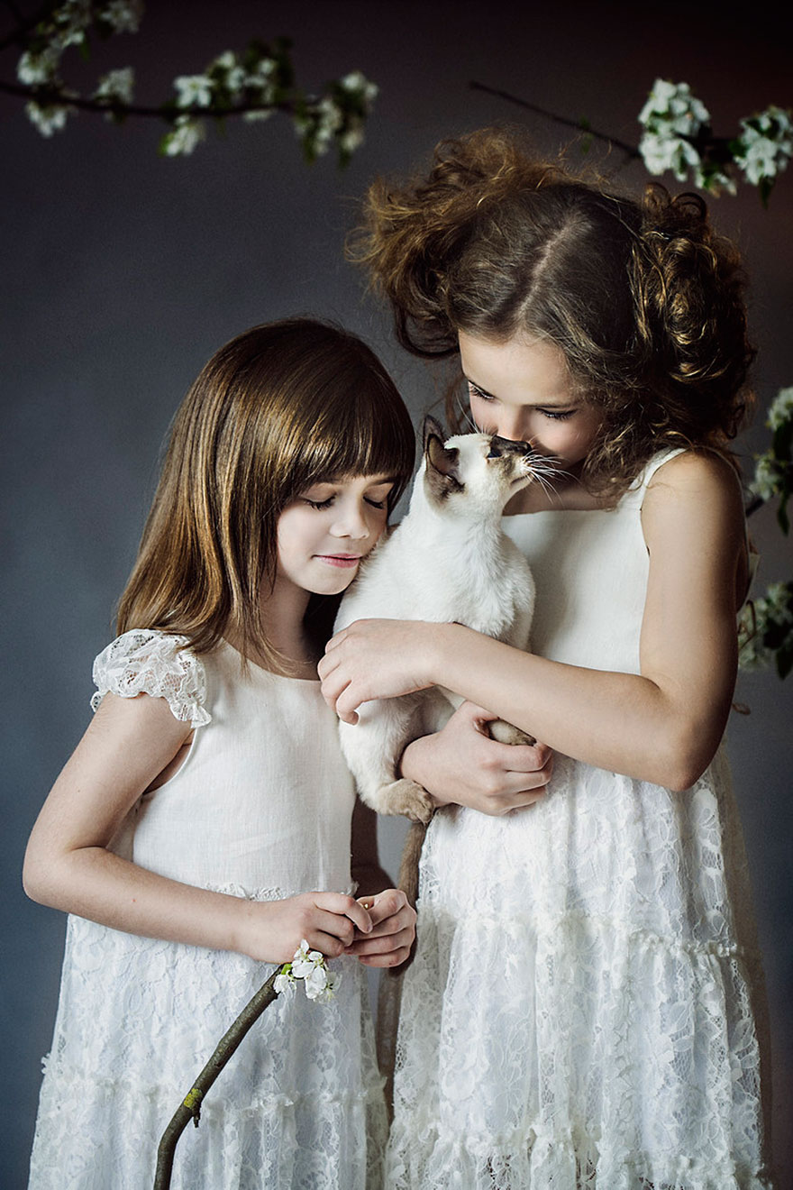 179 Heartwarming Photos Of Kids Playing With Their Cats 179 Heartwarming Photos Of Kids Playing With Their Cats