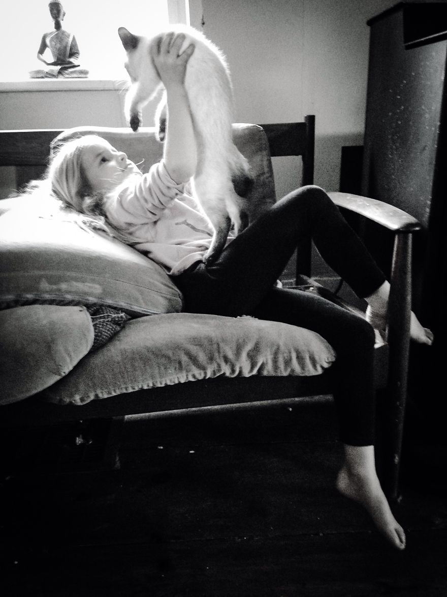 179 Heartwarming Photos Of Kids Playing With Their Cats 179 Heartwarming Photos Of Kids Playing With Their Cats
