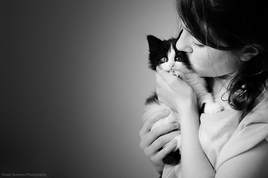 179 Heartwarming Photos Of Kids Playing With Their Cats 179 Heartwarming Photos Of Kids Playing With Their Cats