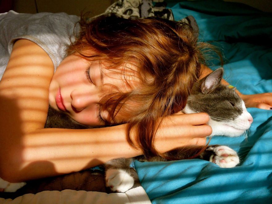 179 Heartwarming Photos Of Kids Playing With Their Cats 179 Heartwarming Photos Of Kids Playing With Their Cats