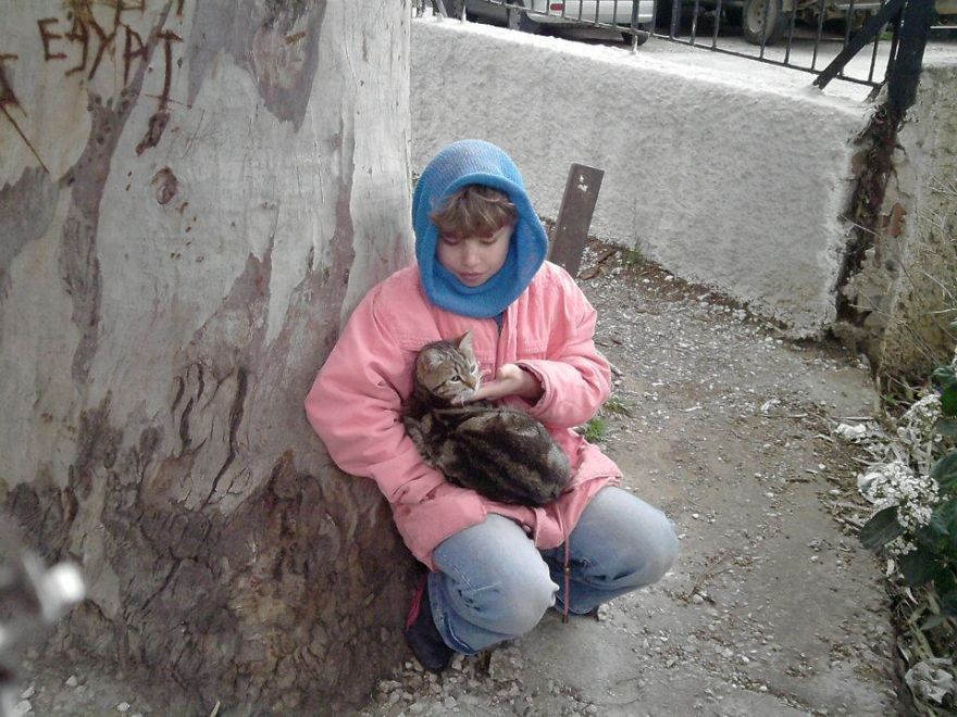 179 Heartwarming Photos Of Kids Playing With Their Cats 179 Heartwarming Photos Of Kids Playing With Their Cats