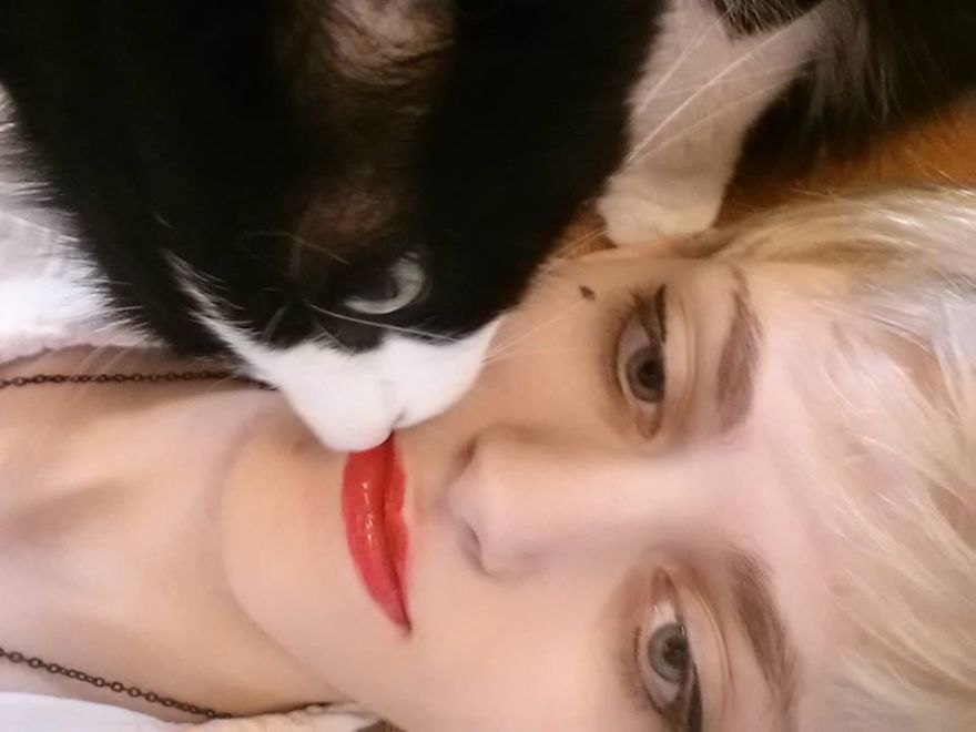 179 Heartwarming Photos Of Kids Playing With Their Cats 179 Heartwarming Photos Of Kids Playing With Their Cats