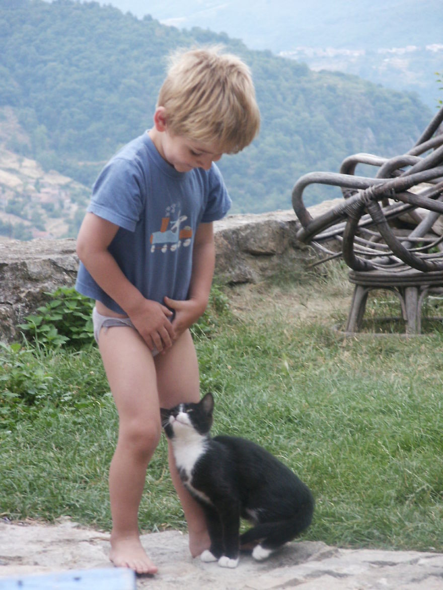 179 Heartwarming Photos Of Kids Playing With Their Cats 179 Heartwarming Photos Of Kids Playing With Their Cats