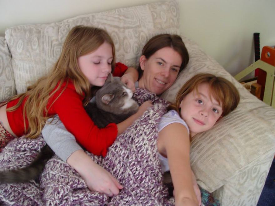 179 Heartwarming Photos Of Kids Playing With Their Cats 179 Heartwarming Photos Of Kids Playing With Their Cats