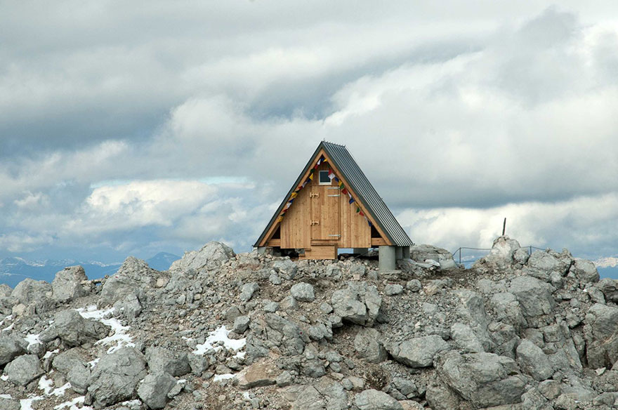 Sleeping In This Mountain Hut Is Totally Free – If You’re Willing To Climb 8,300ft To Get There Sleeping In This Mountain Hut Is Totally Free – If You’re Willing To Climb 8,300ft To Get There