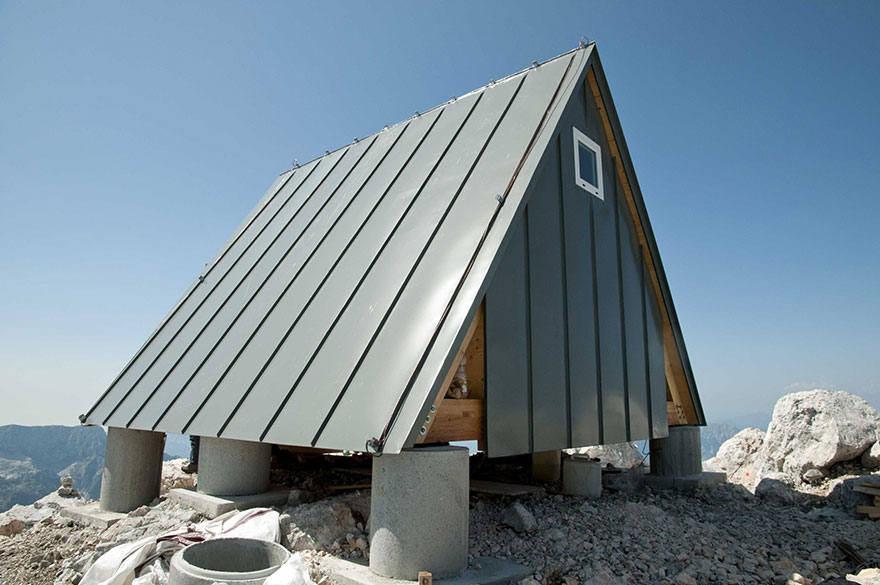 Sleeping In This Mountain Hut Is Totally Free – If You’re Willing To Climb 8,300ft To Get There Sleeping In This Mountain Hut Is Totally Free – If You’re Willing To Climb 8,300ft To Get There