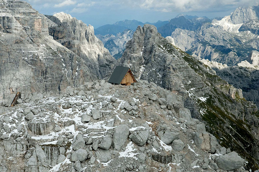 Sleeping In This Mountain Hut Is Totally Free – If You’re Willing To Climb 8,300ft To Get There Sleeping In This Mountain Hut Is Totally Free – If You’re Willing To Climb 8,300ft To Get There