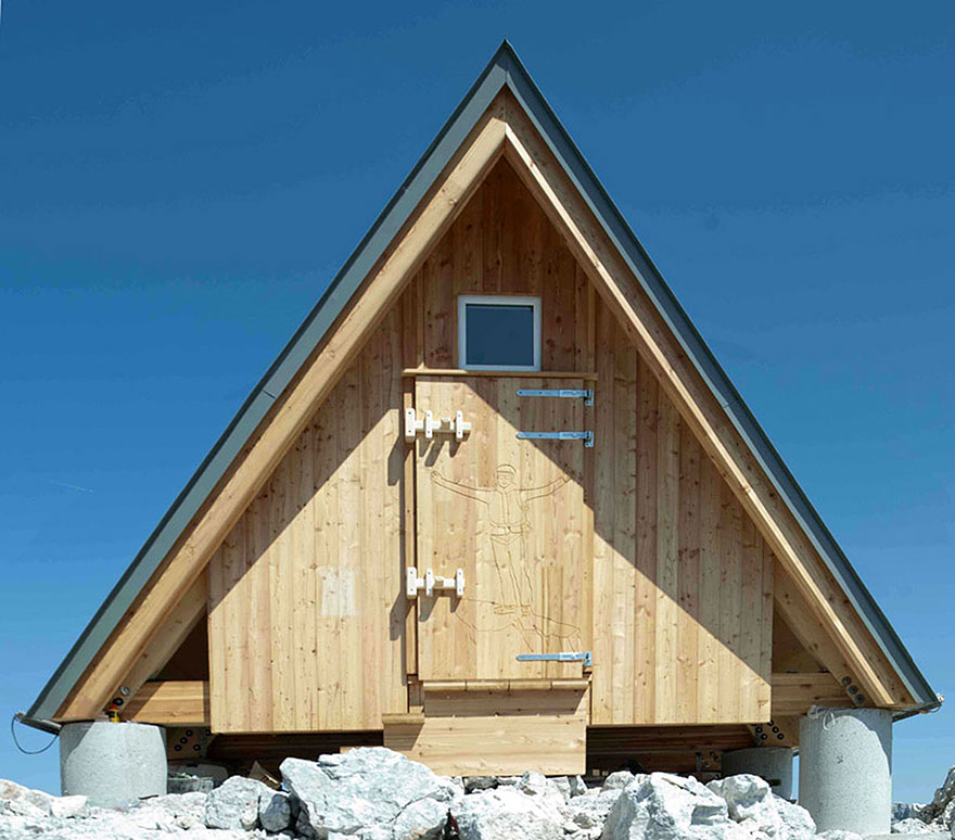 Sleeping In This Mountain Hut Is Totally Free – If You’re Willing To Climb 8,300ft To Get There Sleeping In This Mountain Hut Is Totally Free – If You’re Willing To Climb 8,300ft To Get There