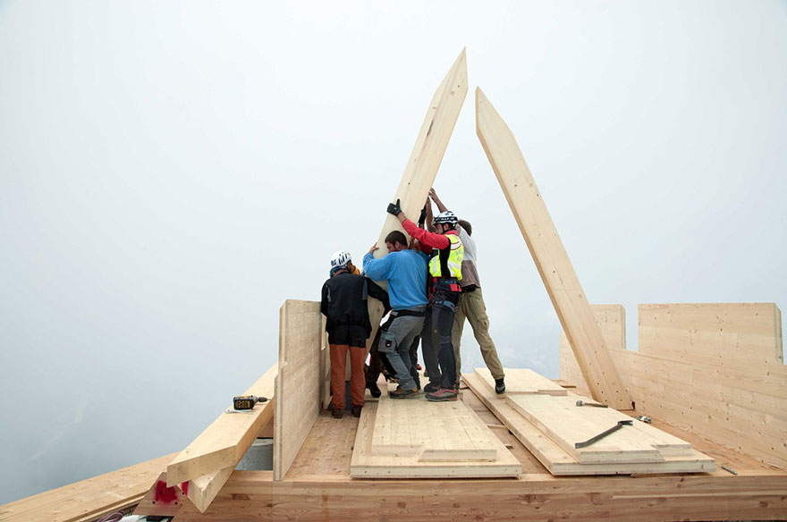 Sleeping In This Mountain Hut Is Totally Free – If You’re Willing To Climb 8,300ft To Get There Sleeping In This Mountain Hut Is Totally Free – If You’re Willing To Climb 8,300ft To Get There