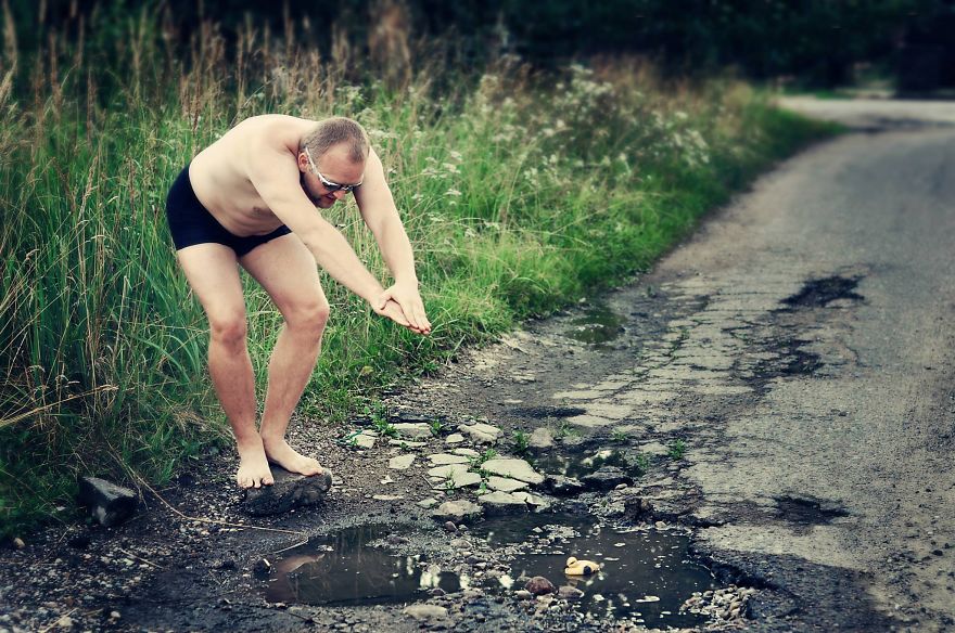 Friends Take Funny Pothole Photos To Draw Government&#8217;s Attention To Poor Road Conditions In Kaunas