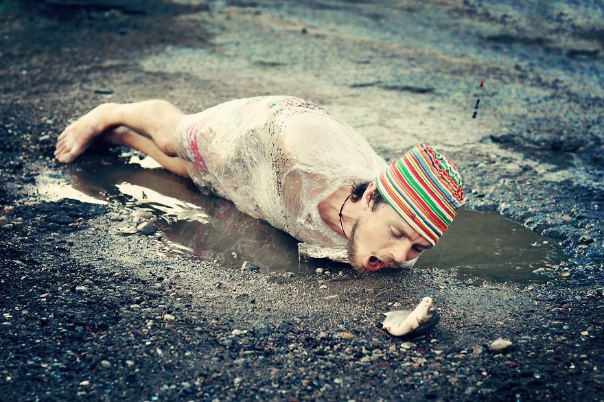 Friends Take Funny Pothole Photos To Draw Government&#8217;s Attention To Poor Road Conditions In Kaunas