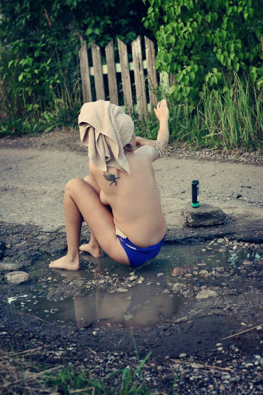 Friends Take Funny Pothole Photos To Draw Government&#8217;s Attention To Poor Road Conditions In Kaunas