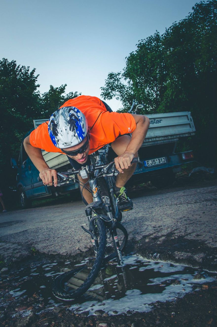 Friends Take Funny Pothole Photos To Draw Government&#8217;s Attention To Poor Road Conditions In Kaunas