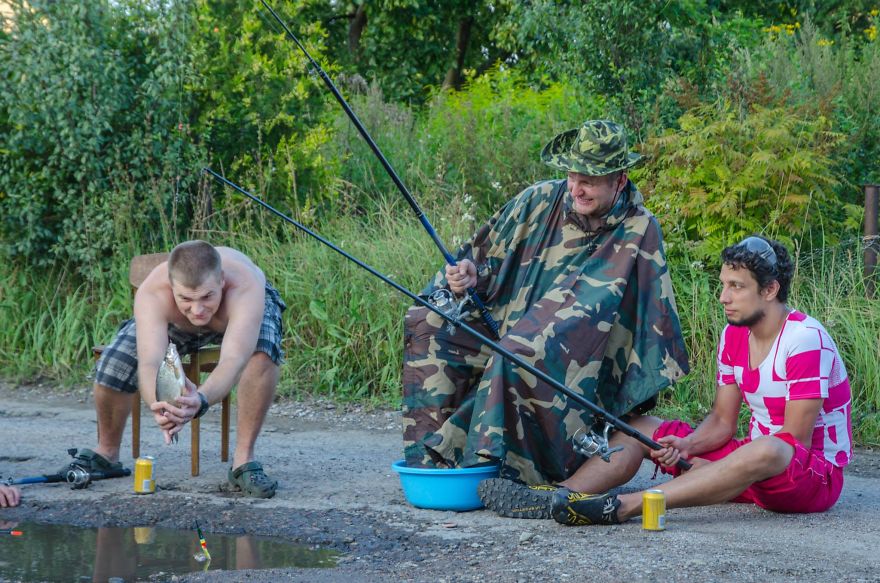 Friends Take Funny Pothole Photos To Draw Government&#8217;s Attention To Poor Road Conditions In Kaunas