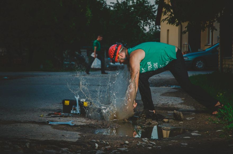 Friends Take Funny Pothole Photos To Draw Government&#8217;s Attention To Poor Road Conditions In Kaunas