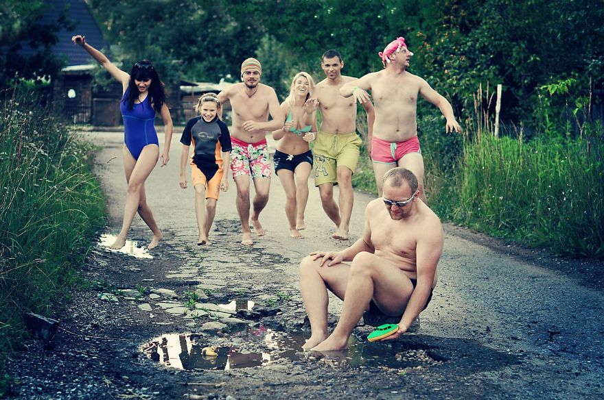 Friends Take Funny Pothole Photos To Draw Government&#8217;s Attention To Poor Road Conditions In Kaunas