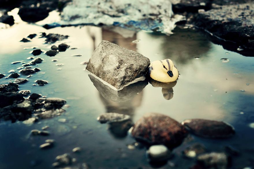 Friends Take Funny Pothole Photos To Draw Government&#8217;s Attention To Poor Road Conditions In Kaunas