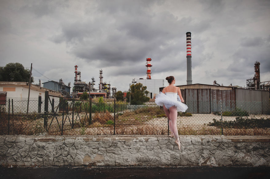 I Photograph A Ballerina&#8217;s Daily Life To Show That Dancers Can Express Themselves Anywhere