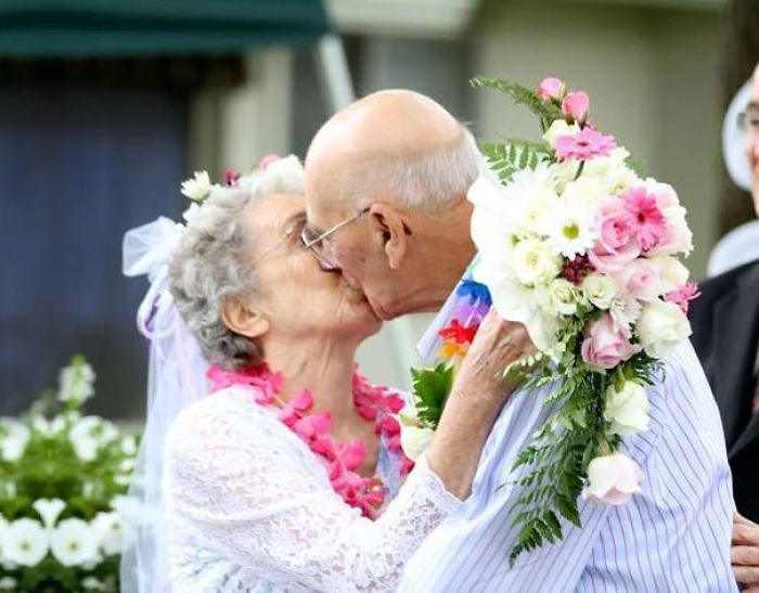 28 Elderly Couple Wedding Photos Proving You&#8217;re Never Too Late To Find The One