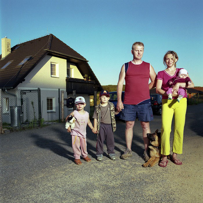 Photographer Imagines Her Life With Dozens Of Different Men In Self-Portraits Photographer Imagines Her Life With Dozens Of Different Men In Self-Portraits