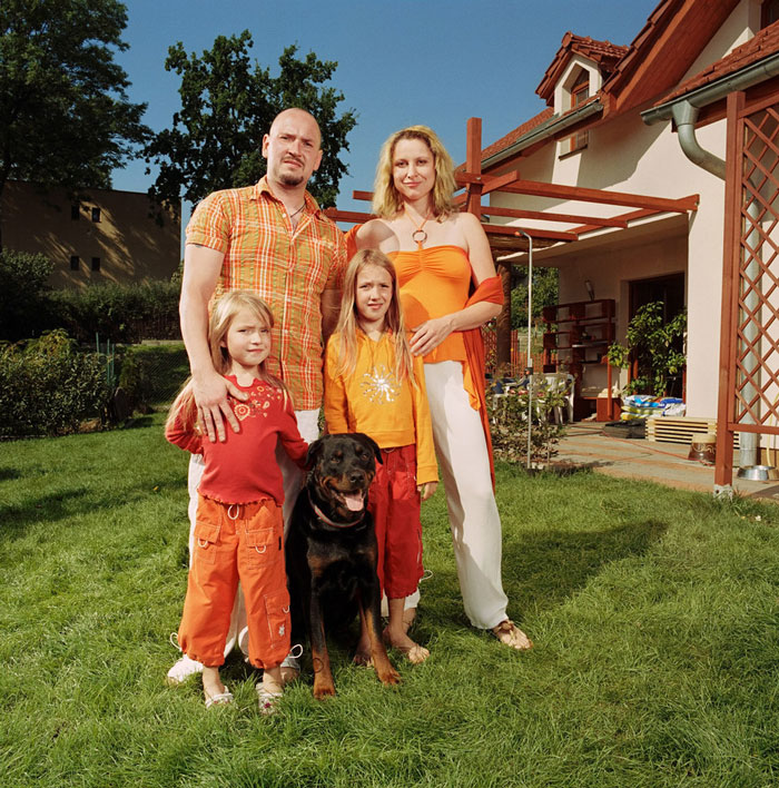 Photographer Imagines Her Life With Dozens Of Different Men In Self-Portraits Photographer Imagines Her Life With Dozens Of Different Men In Self-Portraits