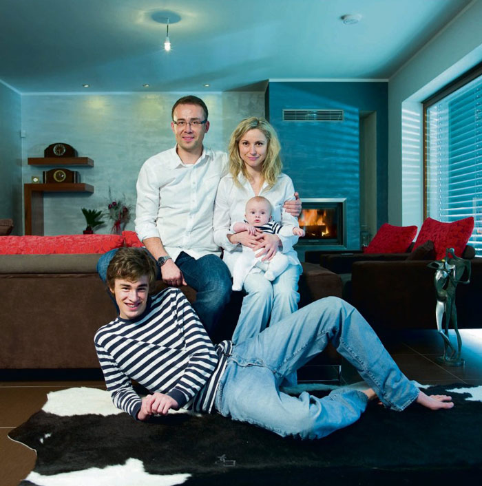 Photographer Imagines Her Life With Dozens Of Different Men In Self-Portraits Photographer Imagines Her Life With Dozens Of Different Men In Self-Portraits