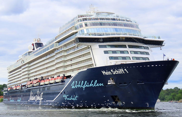 Over 50 Cruise Ship Passengers Left Floating In The Sea After Catamaran Sinks During Excursion Over 50 Cruise Ship Passengers Left Floating In The Sea After Catamaran Sinks During Excursion